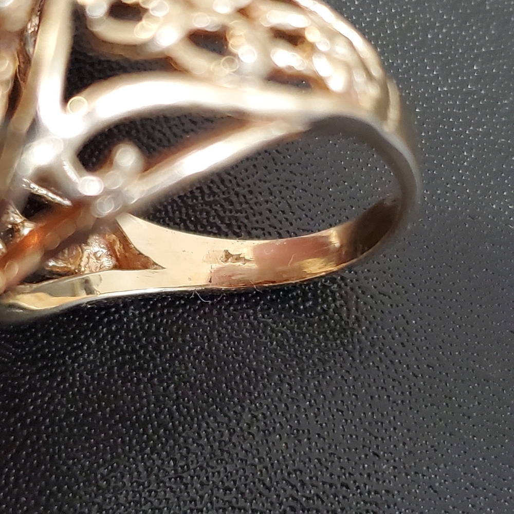 Watch Video / Heavy 14K Gold Garnet Ring: A Burst of Radiant Luxury - Picture 10 of 17